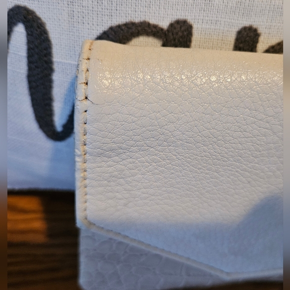 EUC Anne Klein Cream Colored Vegan Leather Croc Clutch With Lion Magnetic Closer - Picture 4 of 10